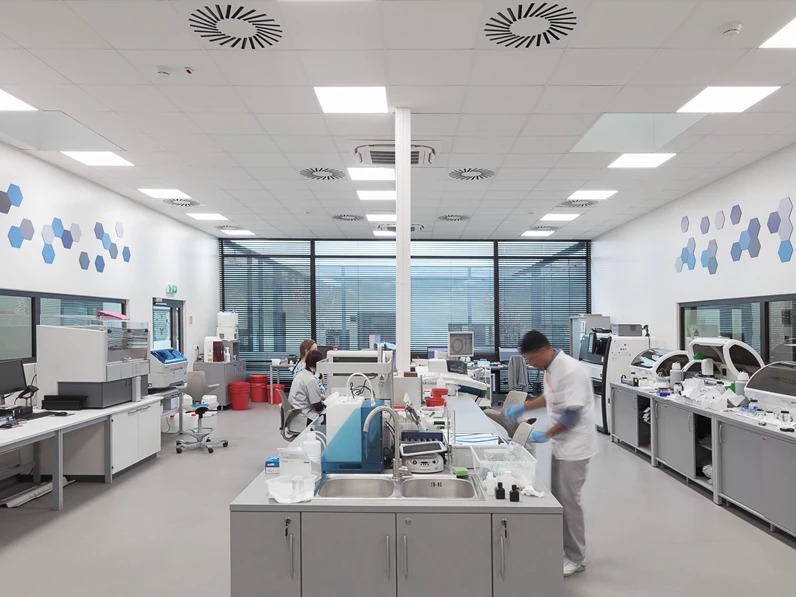 Laboratorium z akustycznym sufitem podwieszanym - Śląskie Laboratoria Analityczne. Ecophon cennik
